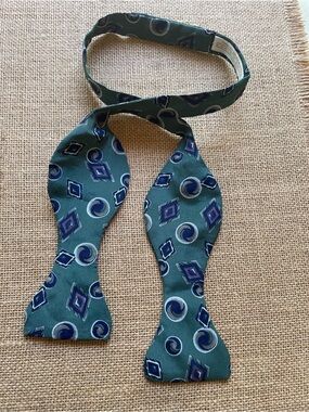 Carrot & Gibbs Pure Silk Bow Tie USA Muted Sage Green Handmade